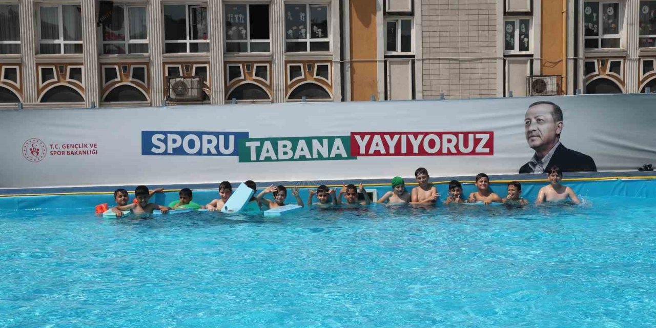 Bağcılarlı çocuklar havuzlarda serinliyor