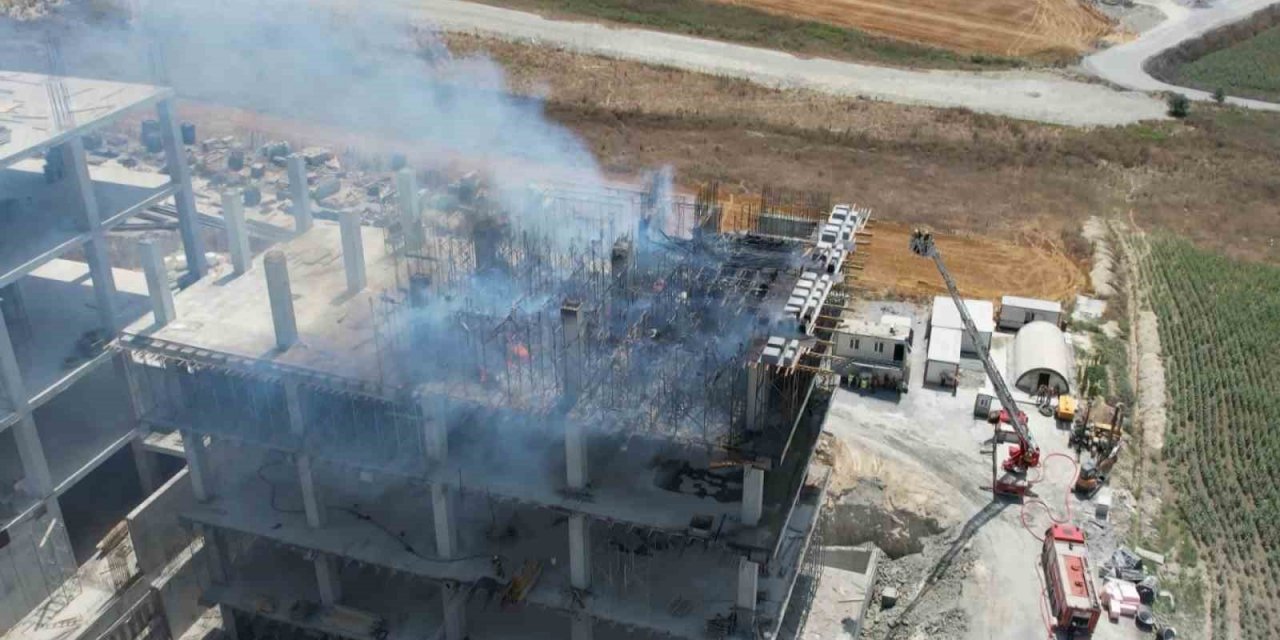 Arnavutköy’de fabrika inşaatında yangın çıktı: Yükselen dumanlar bir çok ilçeden görüldü