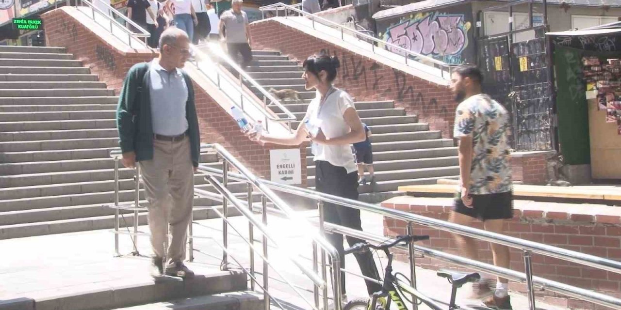 Sıcaklıkların 35 dereceyi geçtiği Başkent’te vatandaşlara ücretsiz su dağıtıldı