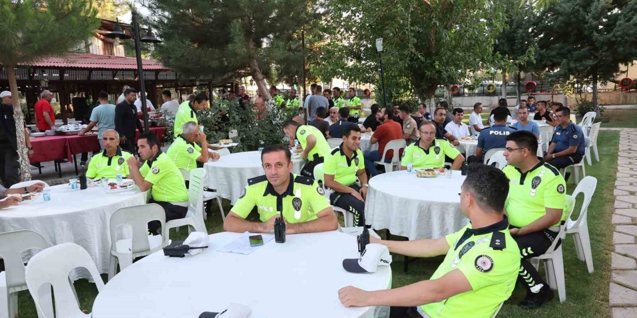 Tayini çıkan polislere veda yemeği