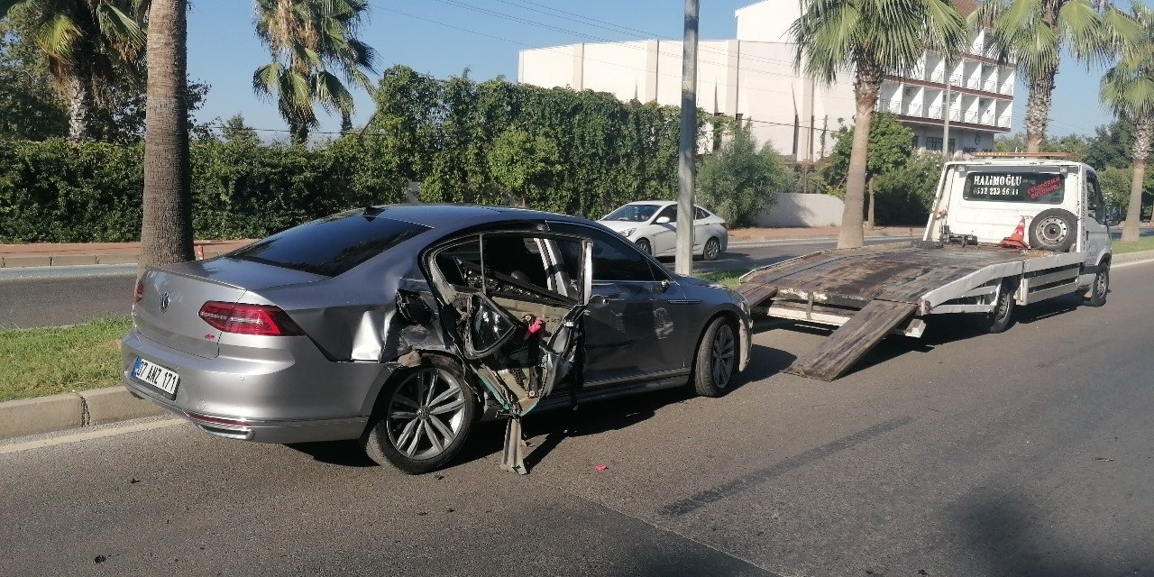 Otomobil park halindeki kamyonete çarptı