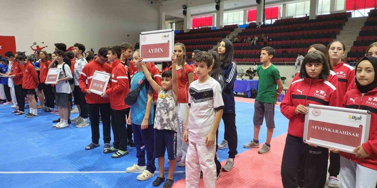 Anadolu Yıldızlar Ligi Taekwondo grup müsabakaları Uşak’ta yapılıyor