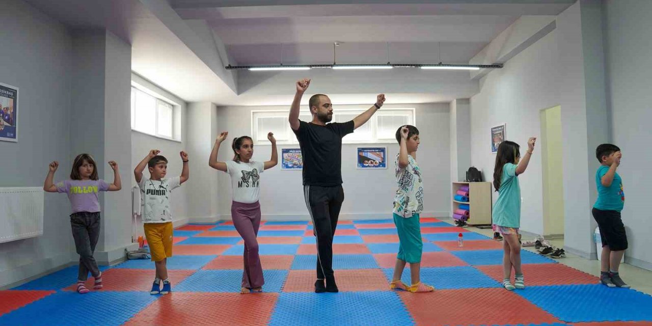 Halk oyunlarını öğreniyorlar