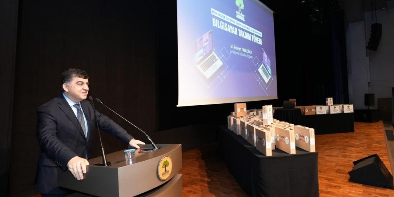 YKS’de başarılı olan öğrencilere bilgisayar armağan edildi