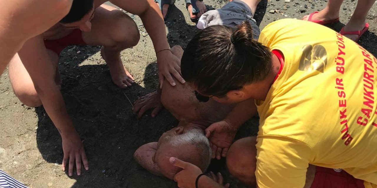 Sahilde alkolden fenalaşan kişinin yardımına cankurtaran koştu