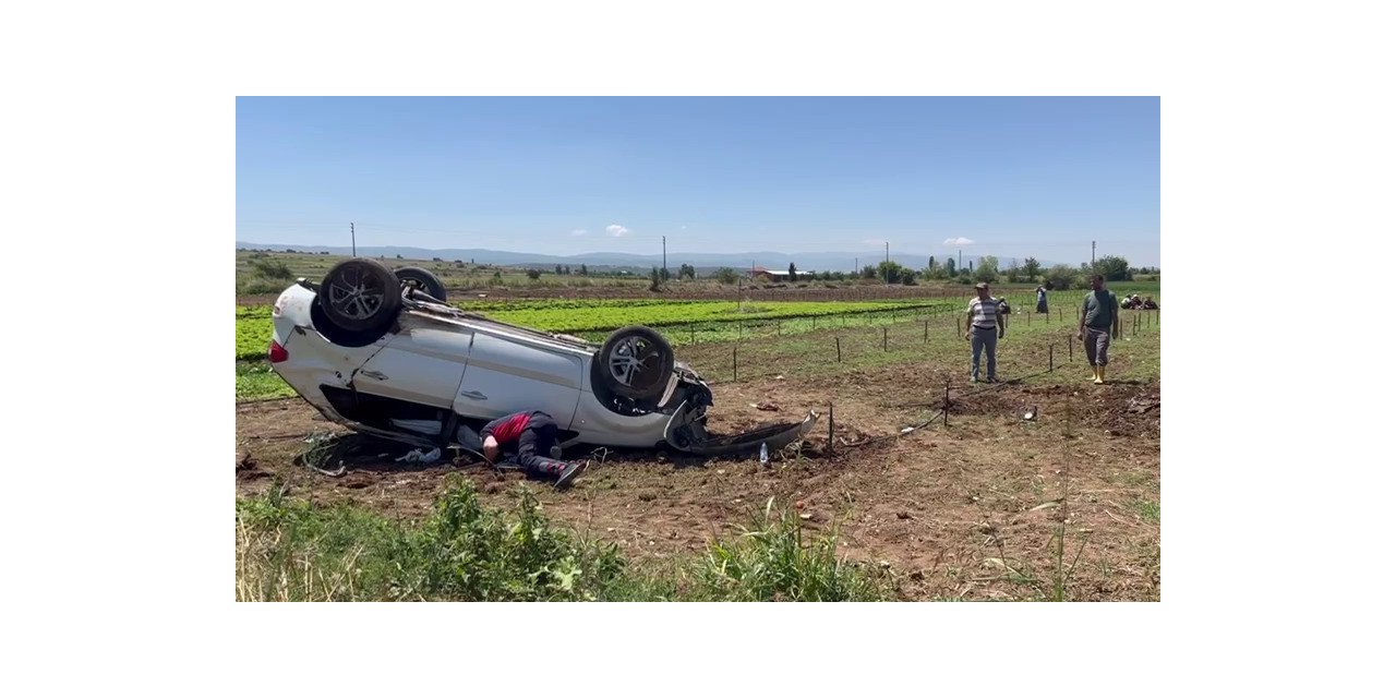 Kontrolden çıkan otomobil park halinde bulunan minibüse çarptı: 2 ölü, 4 yaralı