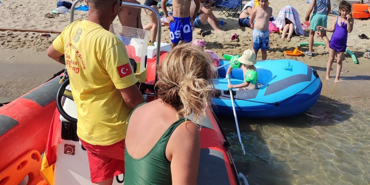 Ayvalık’ta denizde akıntıya kapılan bottaki aileyi cankurtaranlar kurtardı