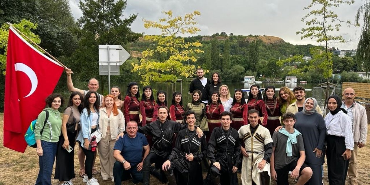 Üniversiteli folklorcular Prag’da ayakta alkışlandı