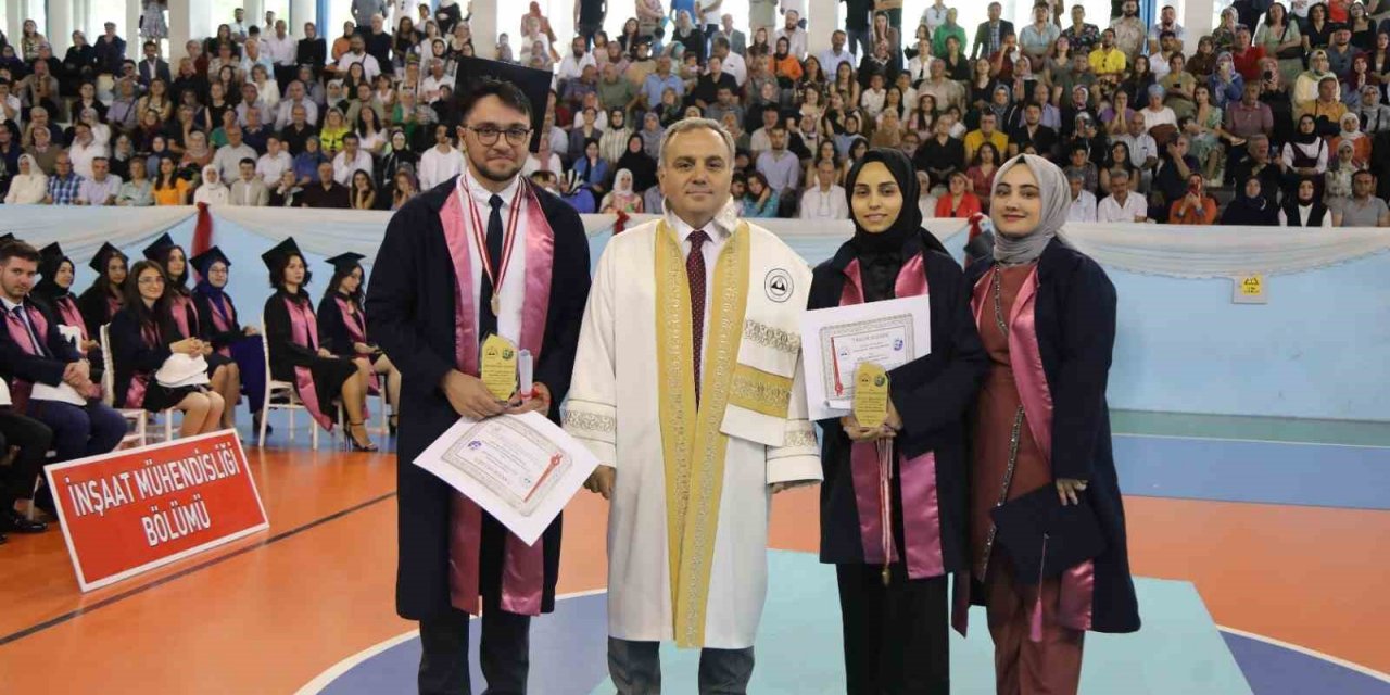 ERÜ Mühendislik Fakültesi 2022-2023 Eğitim-Öğretim Dönem Mezunlarını Verdi