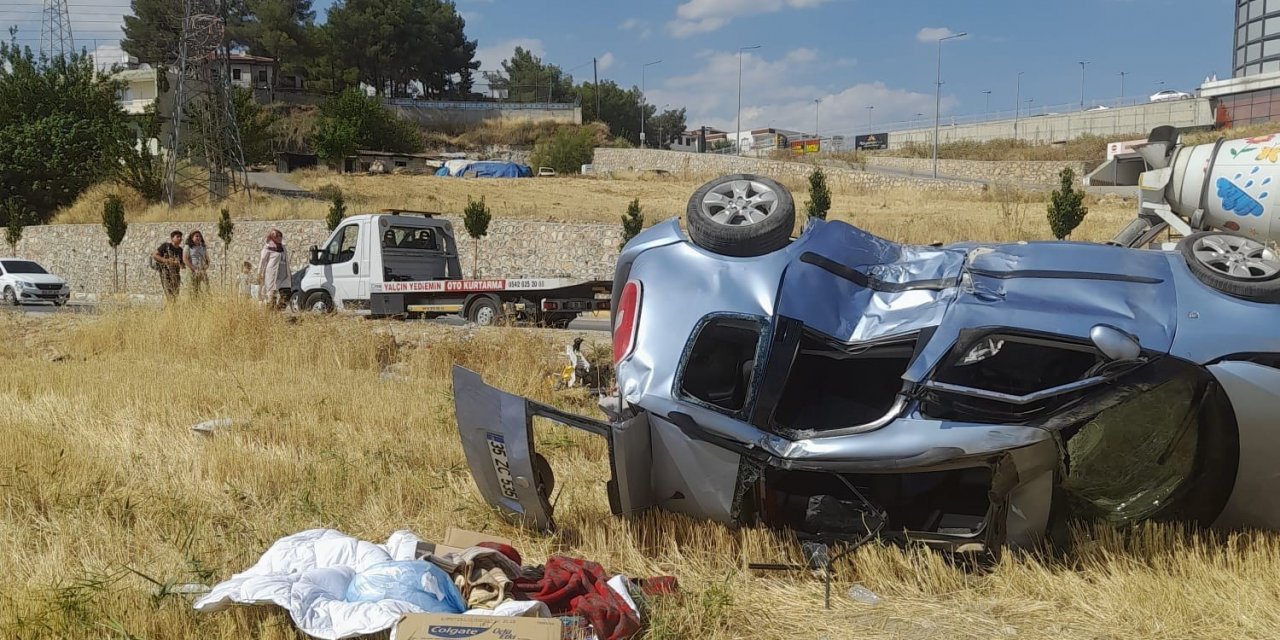 Hafif ticari araç taklalar attı: 2 yaralı