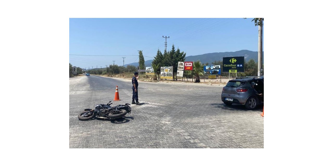 Edremit’te motosiklet otomobile çarptı: 2 yaralı