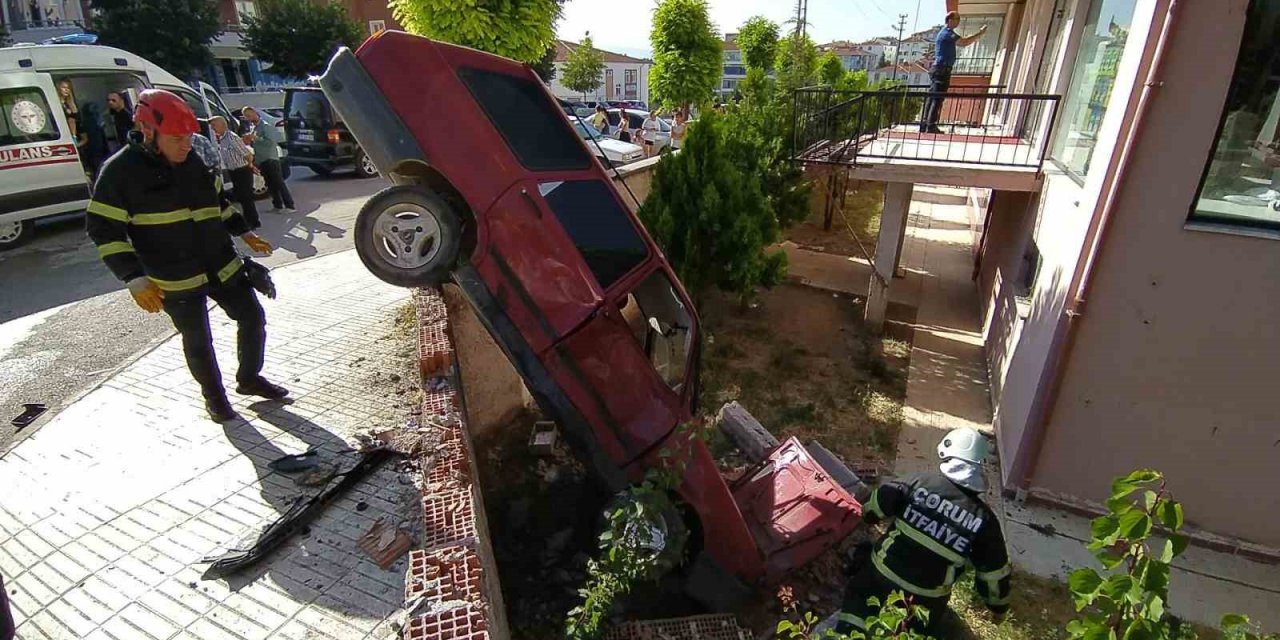 Hafif ticari araç ile çarpışan otomobil bahçeye uçtu: 1 yaralı