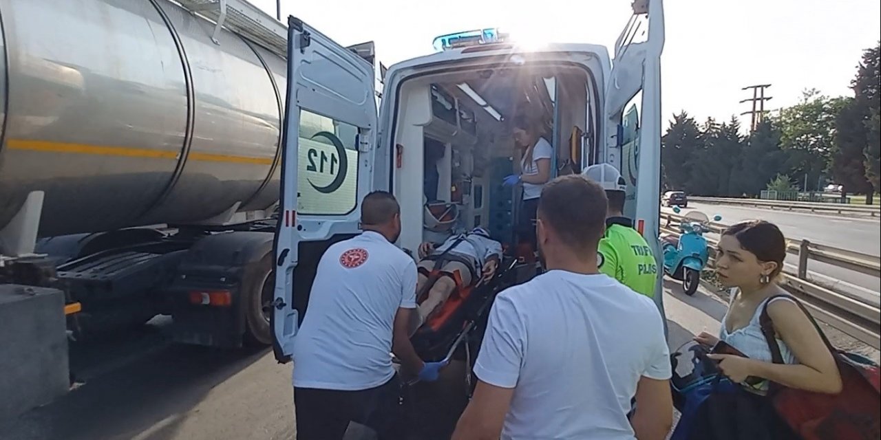 Otomobile çarpmamak için manevra yapınca yola savruldu: 2 yaralı