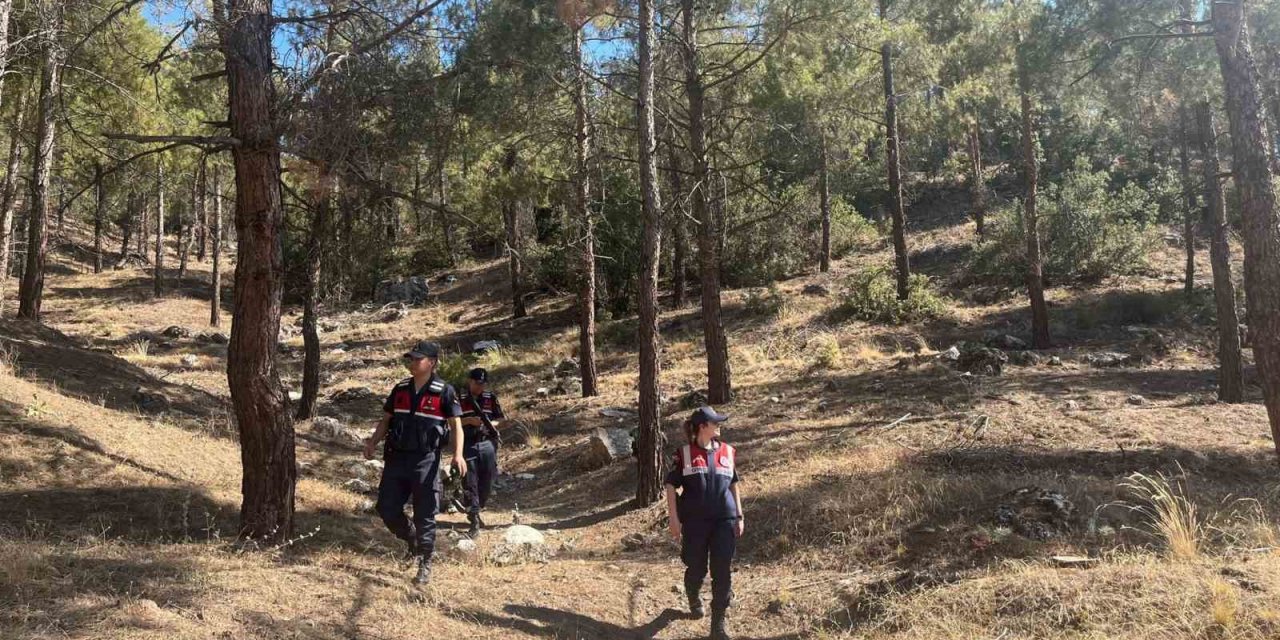 Burdur’da jandarma ekipleri yangınlara karşı ormanlarda devriye atıyor