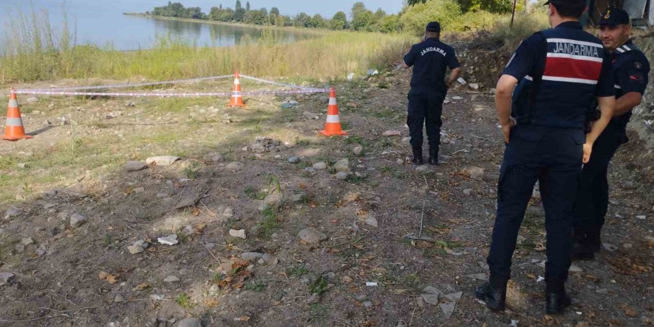 Gölün içinde patlamamış el bombası bulundu