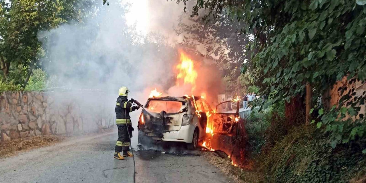 Kaza yapan araç yandı