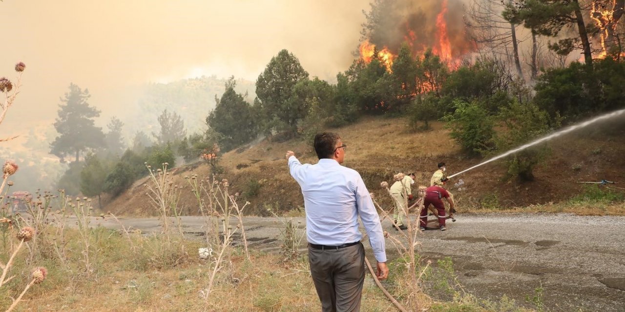 Vali Çelik, “Orman yangını yerleşim yerleri için risk oluşturmuyor”