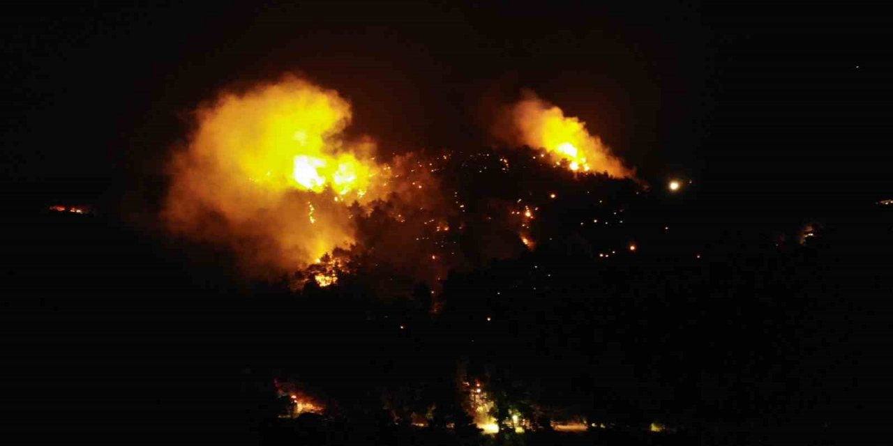 Çanakkale’de gece başlayan orman yangını havadan görüntülendi
