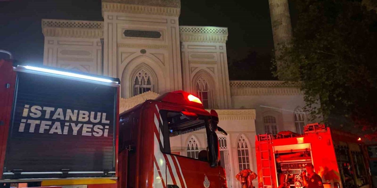Beşiktaş Yıldız Hamidiye Camii’nde yangın meydana geldi, ekiplerin kontrol altına aldığı yangında soğutma çalışması sürüyor