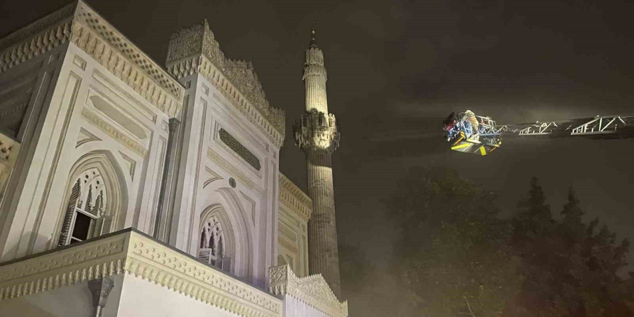 Beşiktaş Yıldız Hamidiye Camisi’nde çıkan yangın paniğe neden oldu