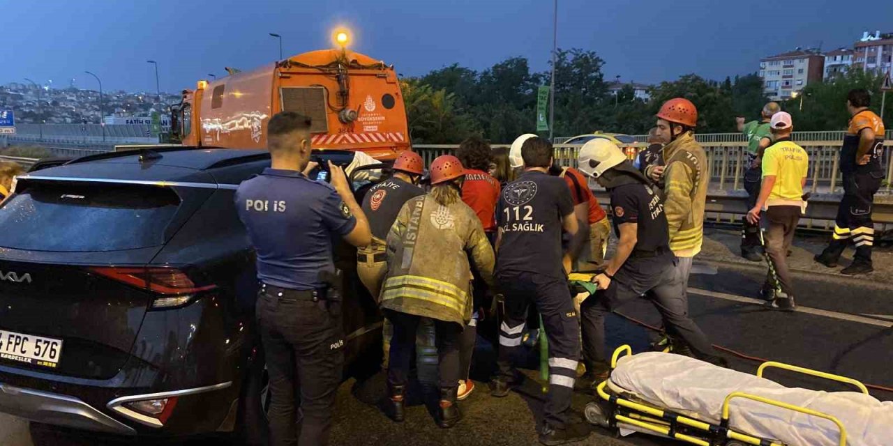 Haliç Köprüsü’nde otomobiliyle belediye aracına çarpan sürücü kaçtı, 1 kişi ağır yaralandı