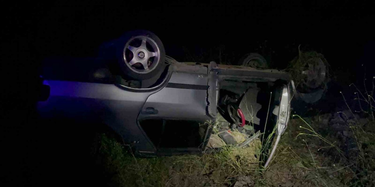 Direksiyon hakimiyetini kaybeden sürücü aracıyla tarlaya uçtu