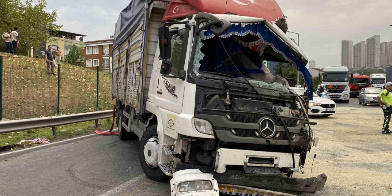 Esenyurt’ta bariyerlere çarpan sebze yüklü kamyon devrildi: 1 ölü, 1 yaralı