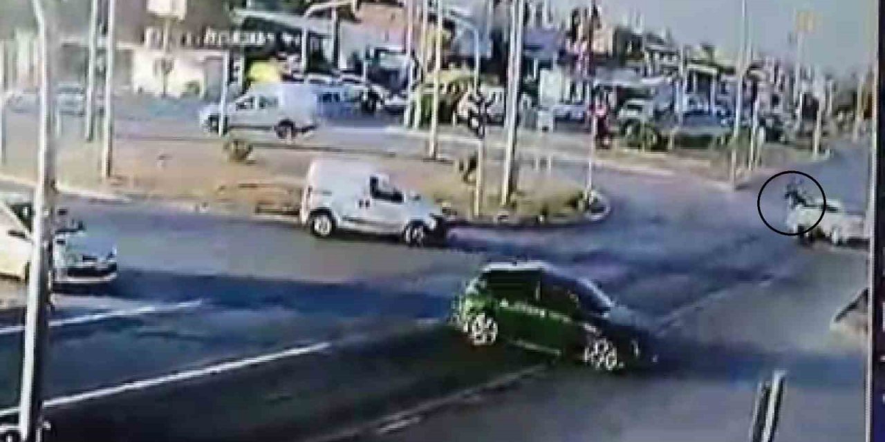 Kazada metrelerce havaya uçan motosiklet sürücüsü yaralandı