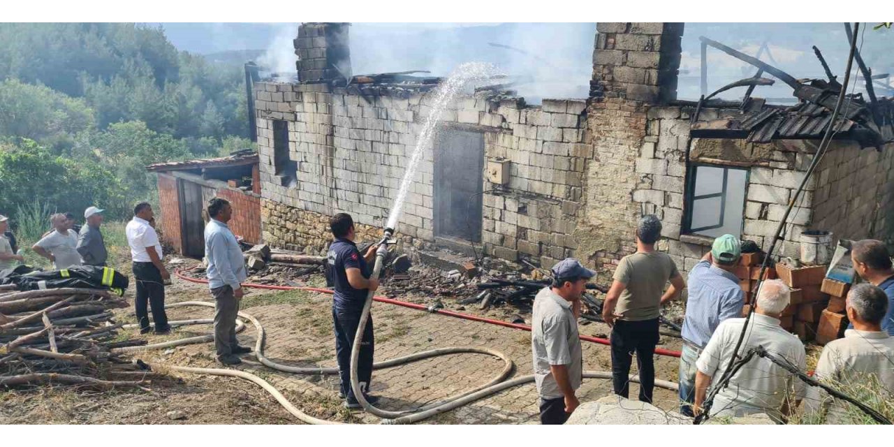 Gördes’te ev yangını: 1 yaralı