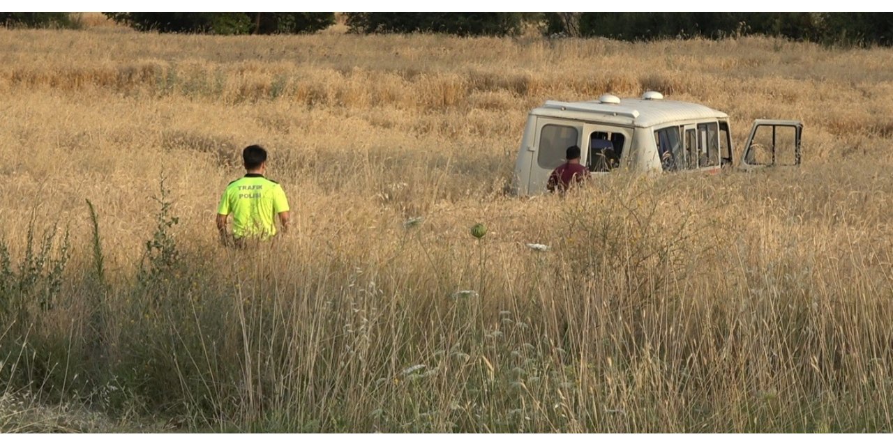 Otomobil ile işçi servisi çarpıştı: 8 yaralı