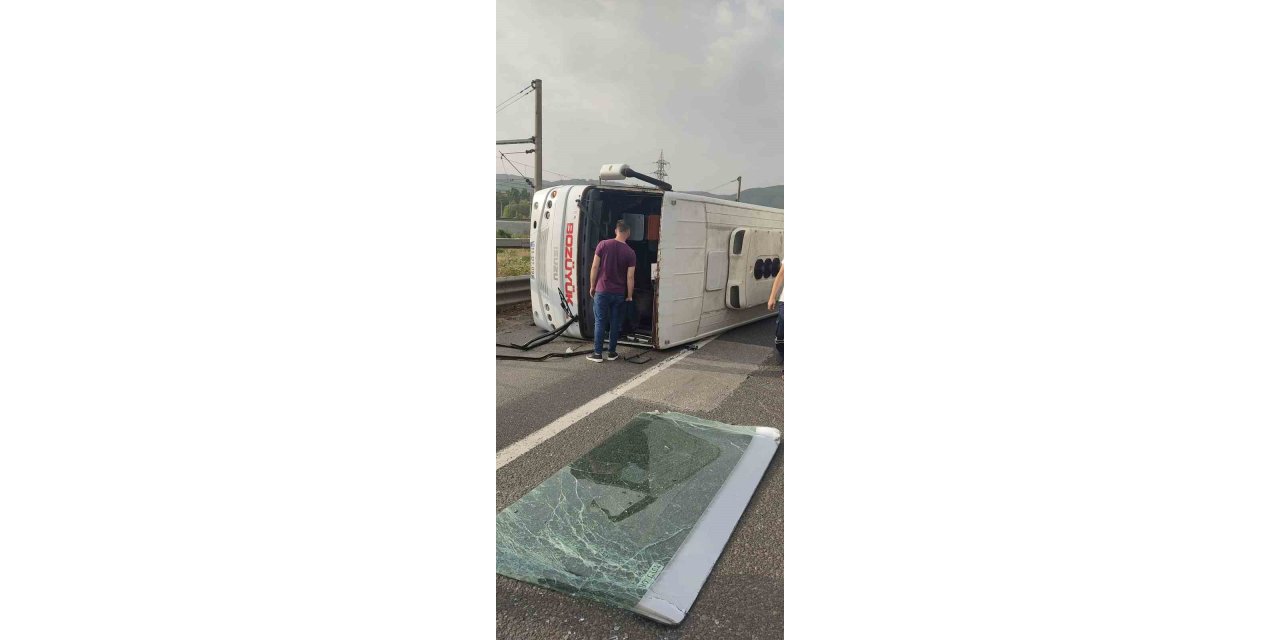 Bilecik’te otomobil işçi servisine çarptı: 11 yaralı