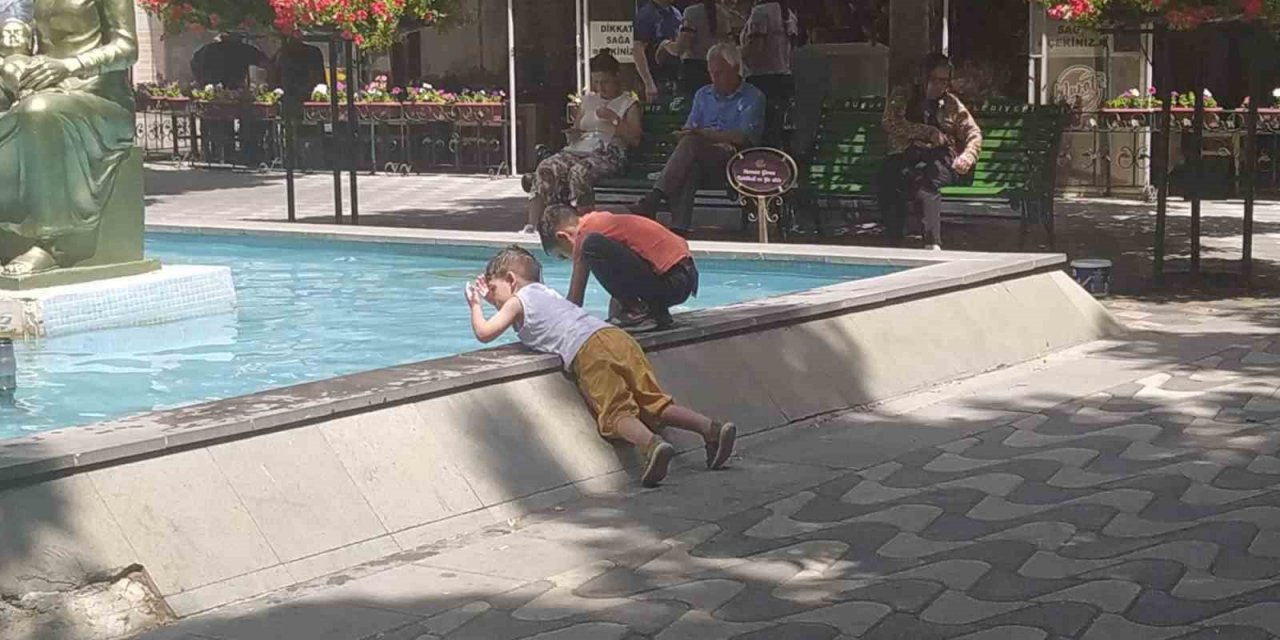 Sıcaktan bunalan çocuklar çareyi süs havuzunda buldu