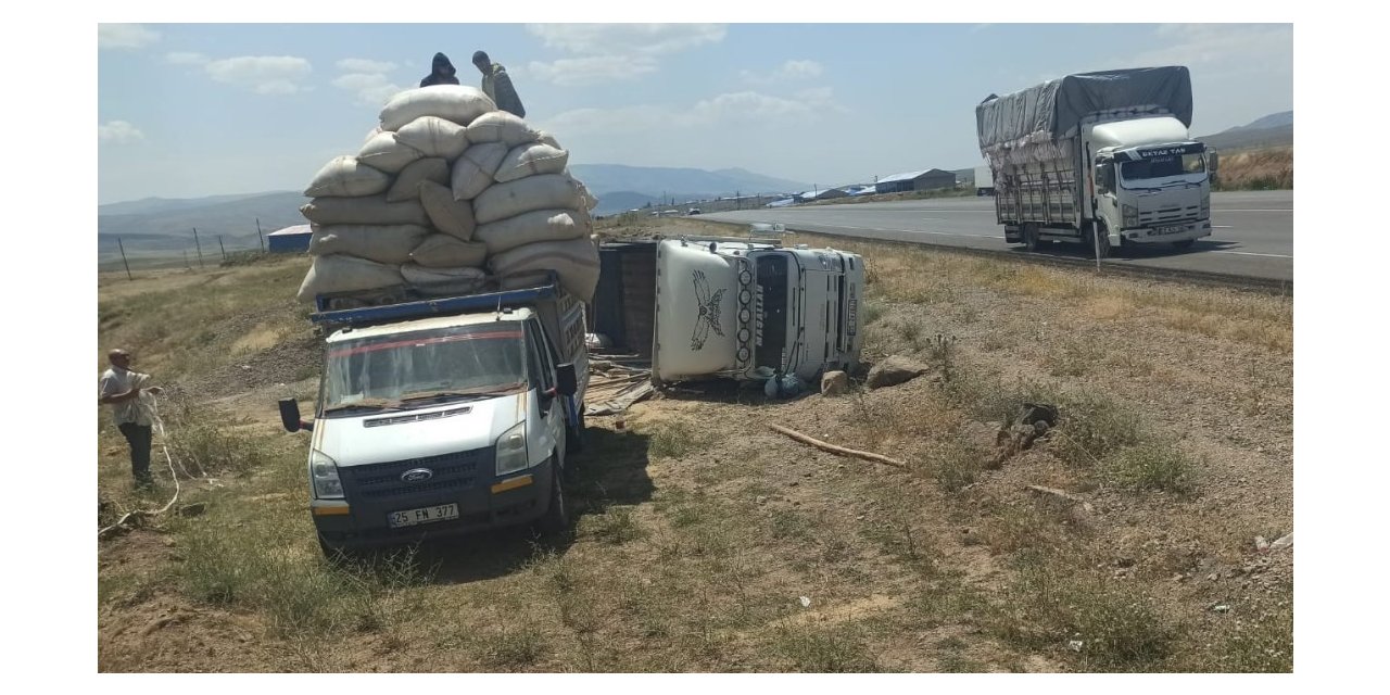 Karlıova’da saman yüklü kamyon devrildi