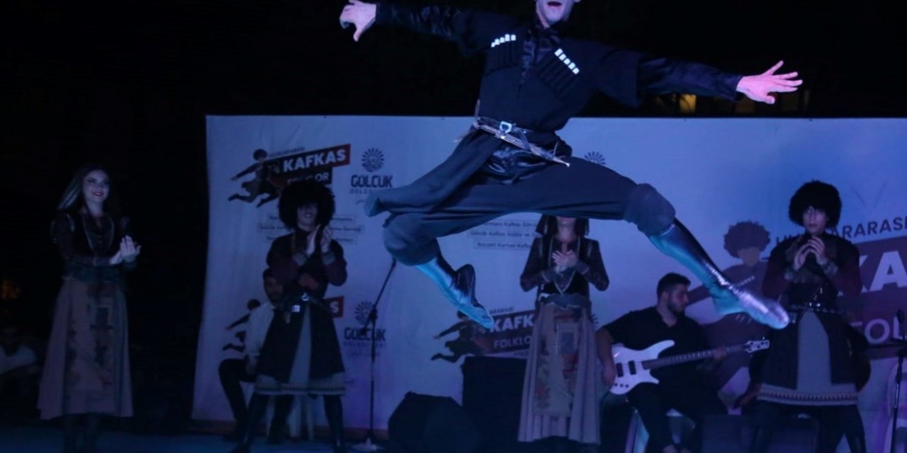 Kafkas dansıyla kendilerine hayran bıraktılar