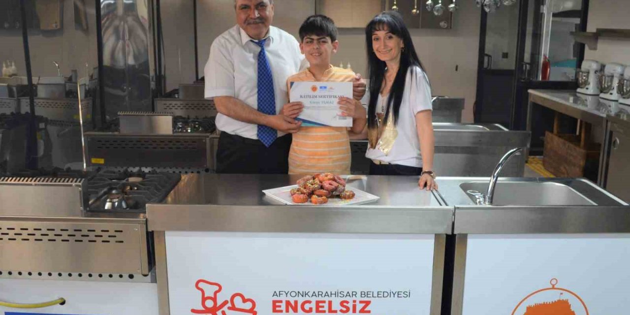 Engelsiz Gastronomi Merkezinde eğitim gören özel bireyler belgelerini aldı