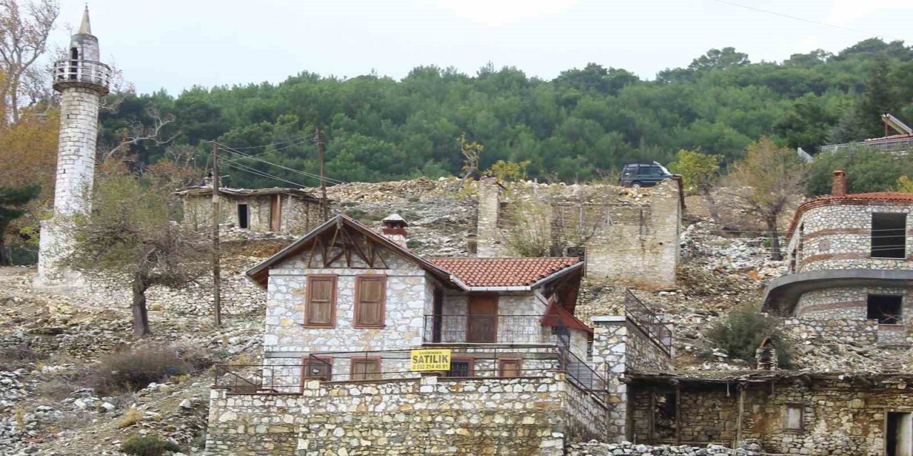 İş makineleri ile izinsiz yıkılan camisiz minare aslına uygun şekilde tekrar yapılacak