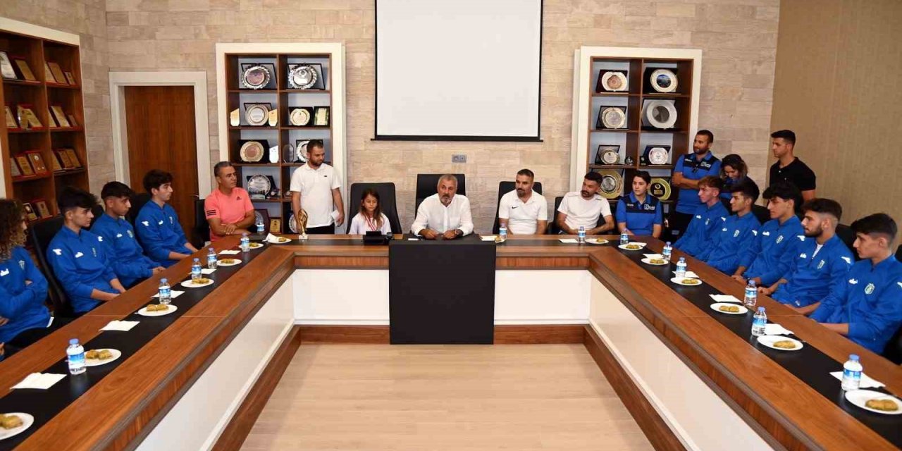 Başkan Sözen şampiyon sporcuları ağırladı