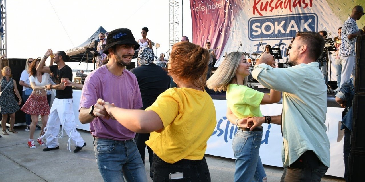 Kuşadası’nı sokak festivali coşkusu sardı