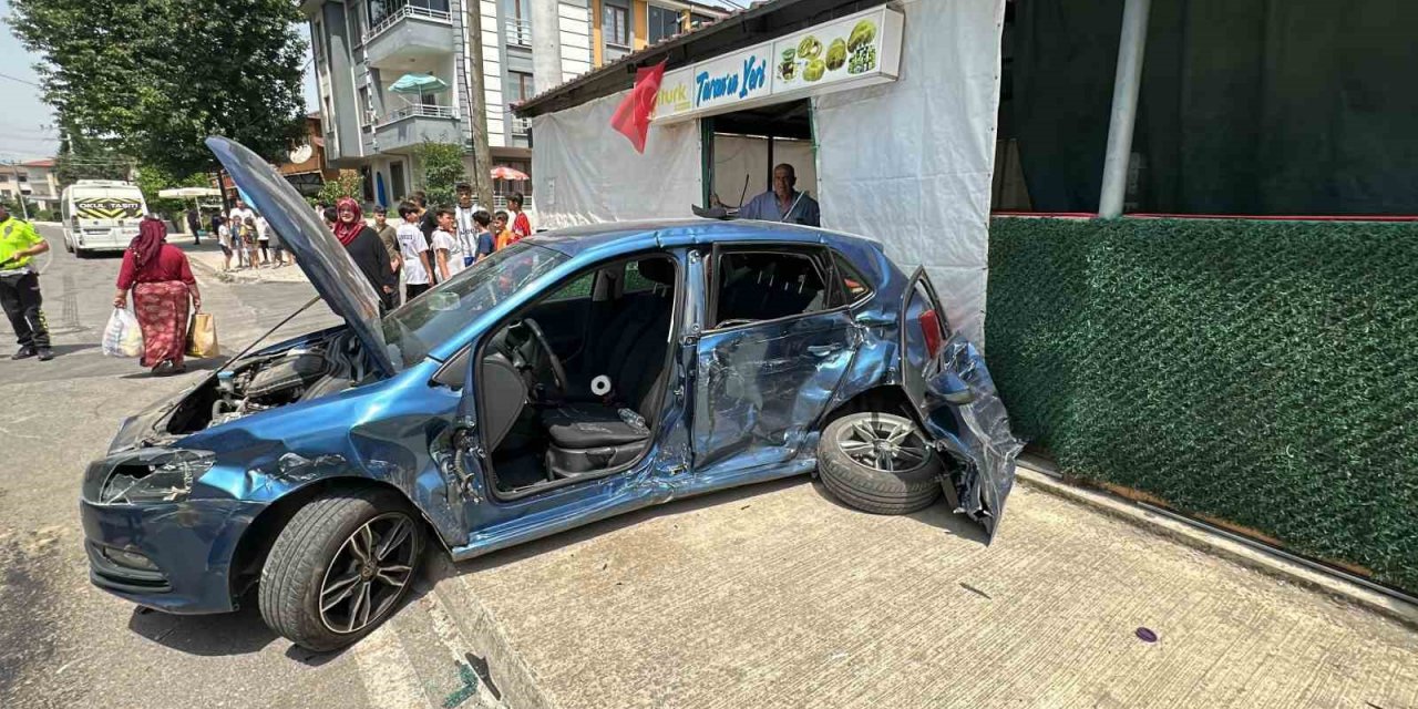 Minibüs ile otomobilin karıştığı kazada 4 kişi yaralandı