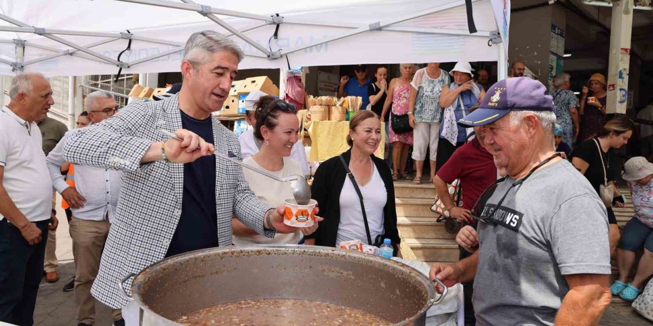 Marmaris Belediyesi’nden aşure ikramı