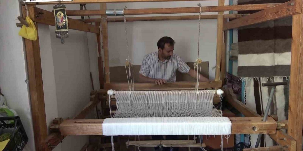 Siirtli Faraç usta dede mesleği battaniye dokumacılığını 40 yıldır sürdürüyor