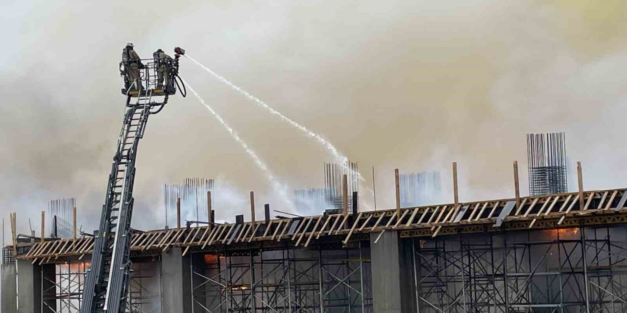 Avcılar’da inşaat alanında çıkan yangına ekiplerin müdahalesi sürüyor
