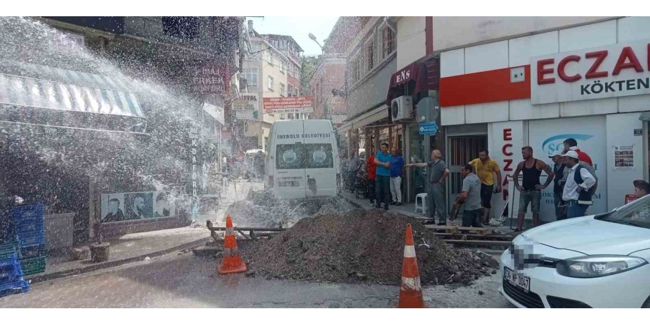 Patlayan su borusu sebebiyle vatandaşlar neye uğradıklarına şaşırdı