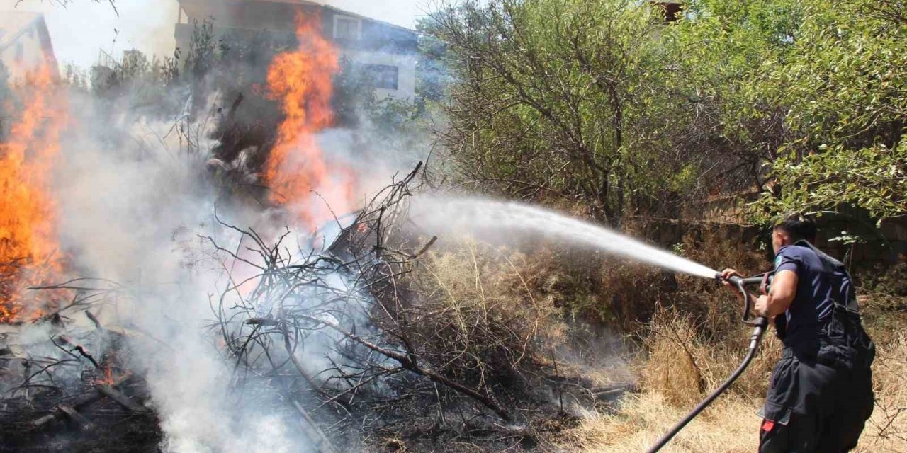 Anız yangını büyümeden söndürüldü