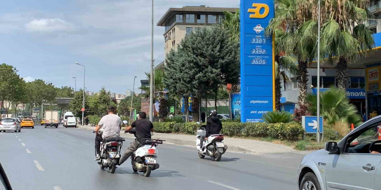 Motosiklet arıza yapınca yanındaki ayağıyla itti: O anlar kamerada