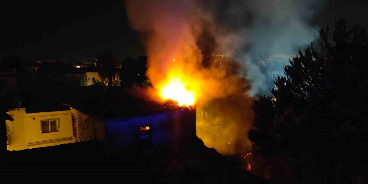 Kuşadası’ndaki yangında binanın çatısı çöktü