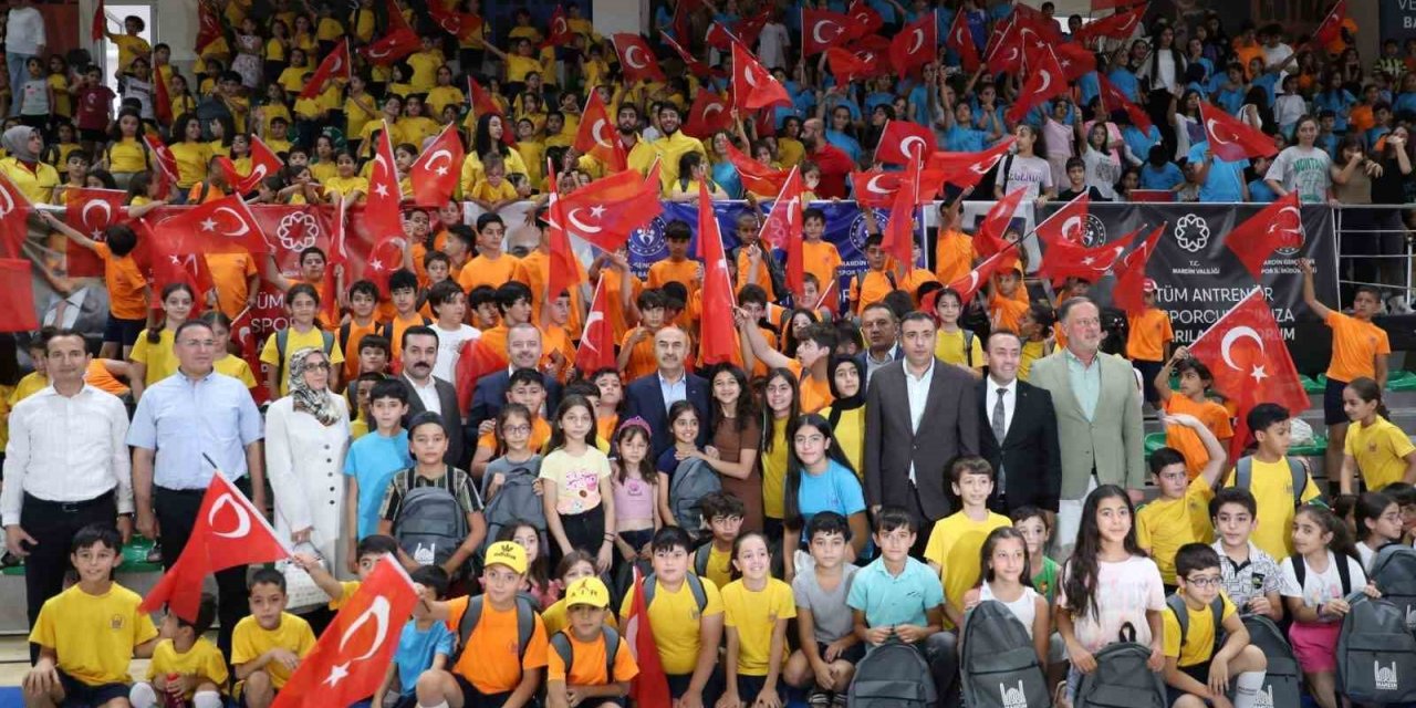 Mardin’de yaz spor okulu öğrencilerine malzeme dağıtımı yapıldı