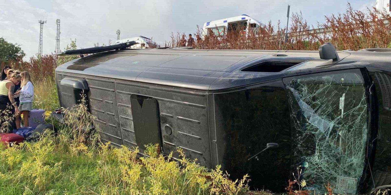 Turistleri taşıyan minibüs devrildi: 7 yaralı