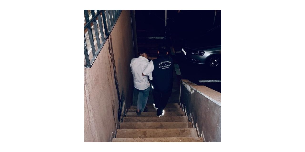 Şüpheli üzerine durdurulan araçta 8 düzensiz göçmen yakalandı