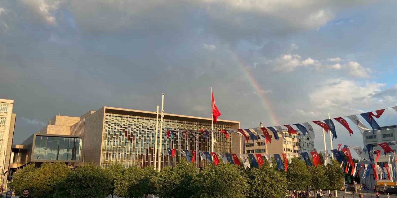 İstanbul’da yağmur sonrası gökkuşağı şöleni